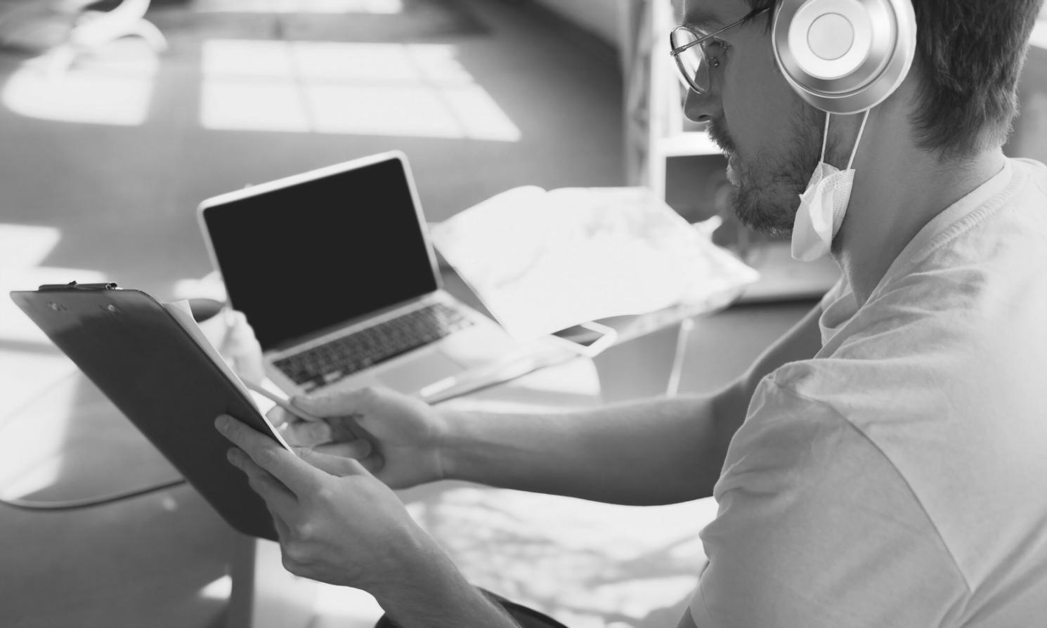 Estudiante aprendiendo categorización de presupuestos en santharivix