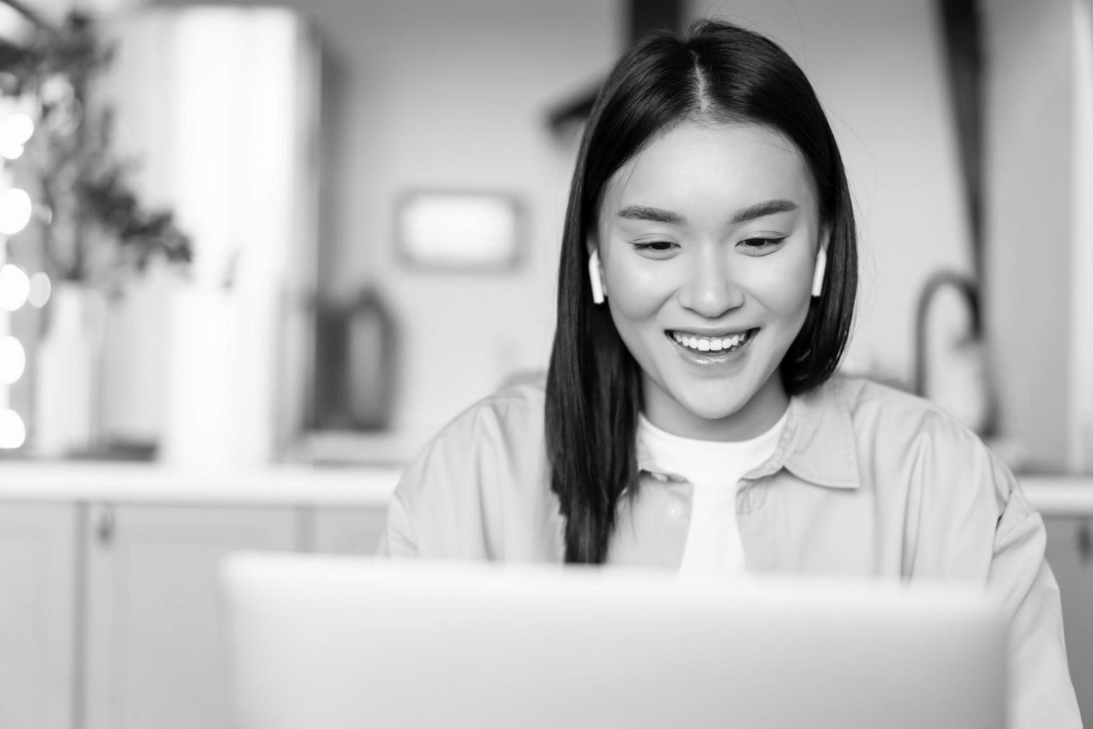 Espacio de trabajo organizado mostrando planificación financiera