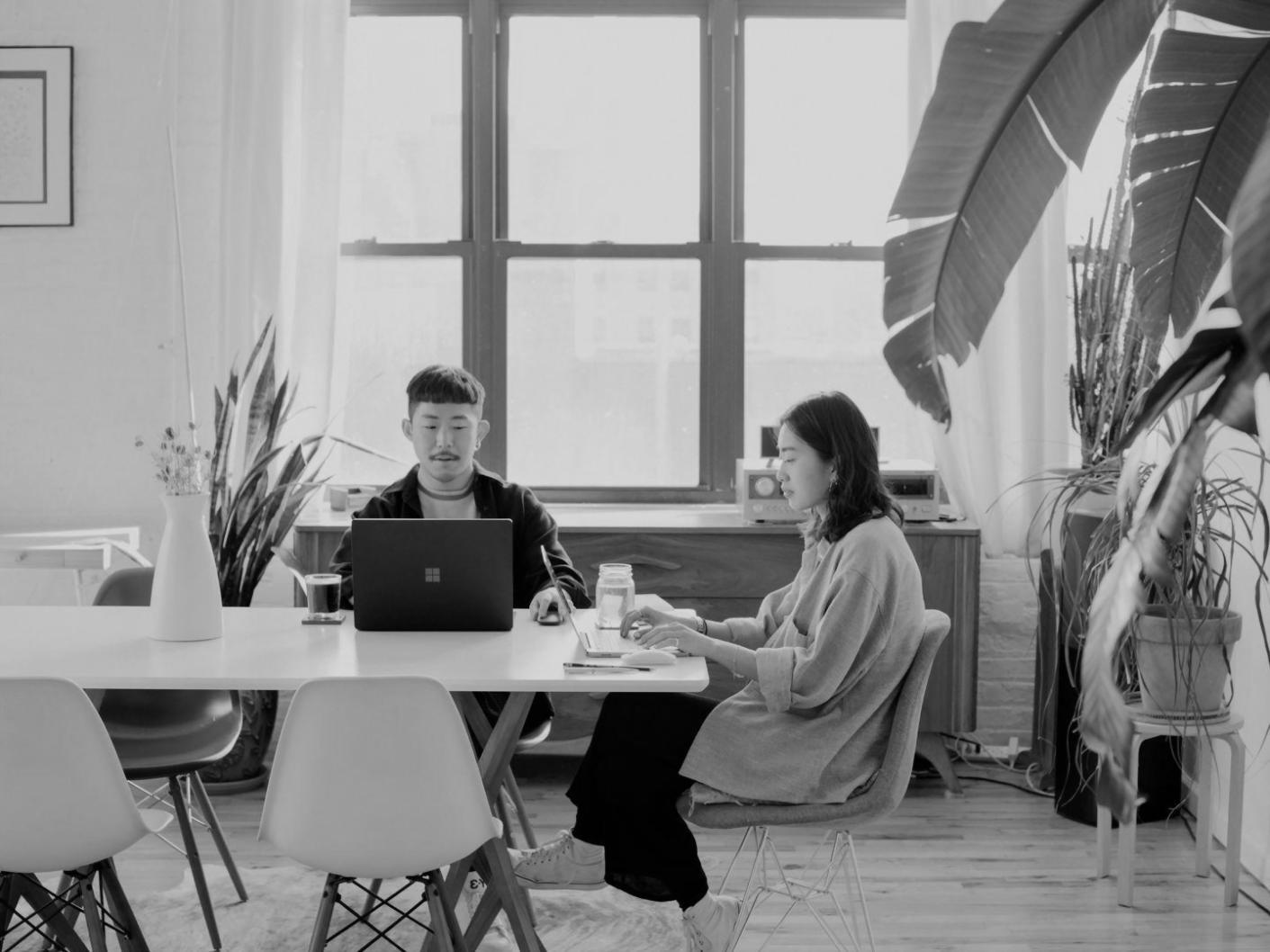 Sesión de trabajo en grupo con alumnos revisando categorías presupuestarias