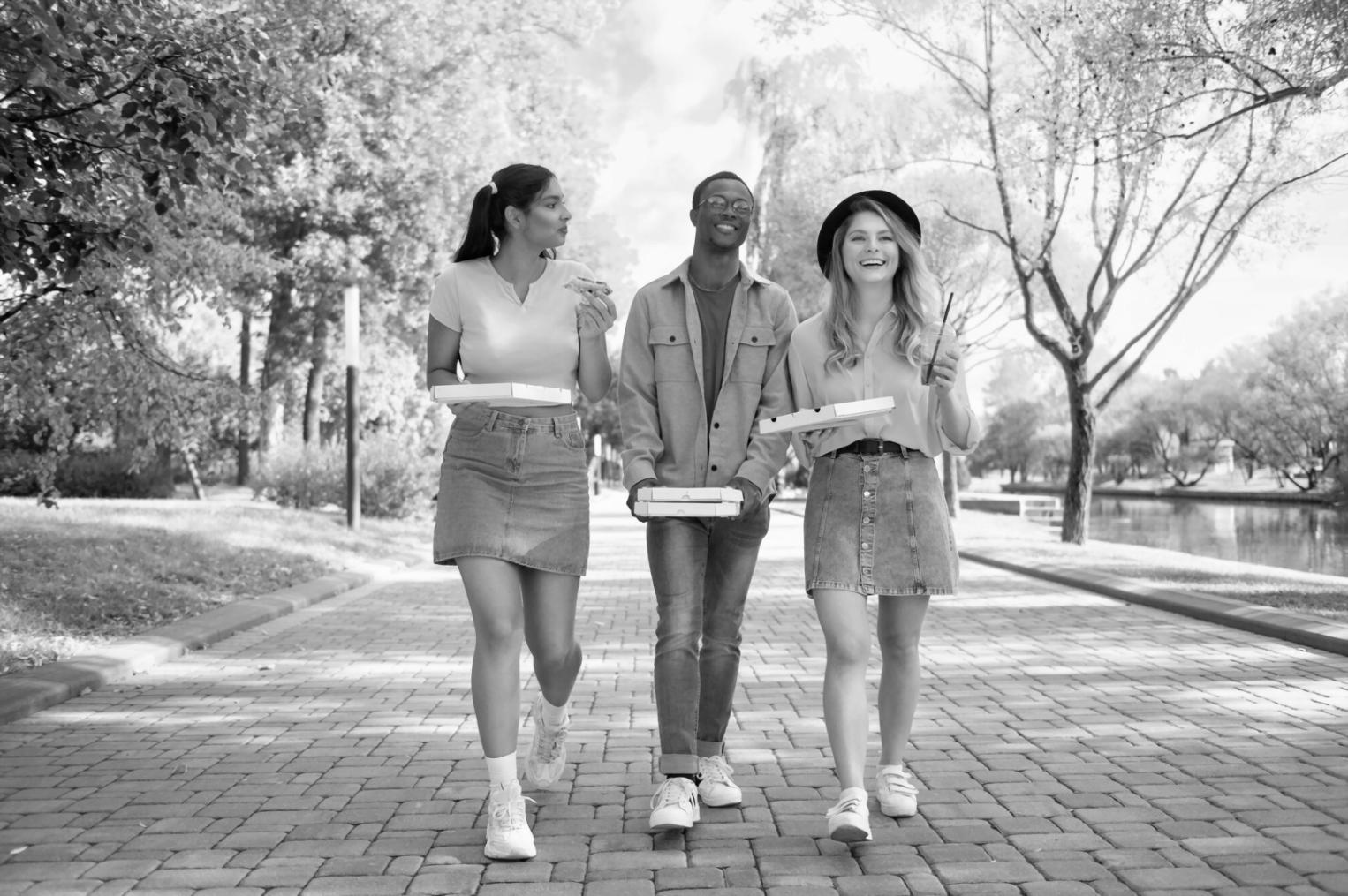 Estudiante internacional revisando su presupuesto mensual en una cafetería