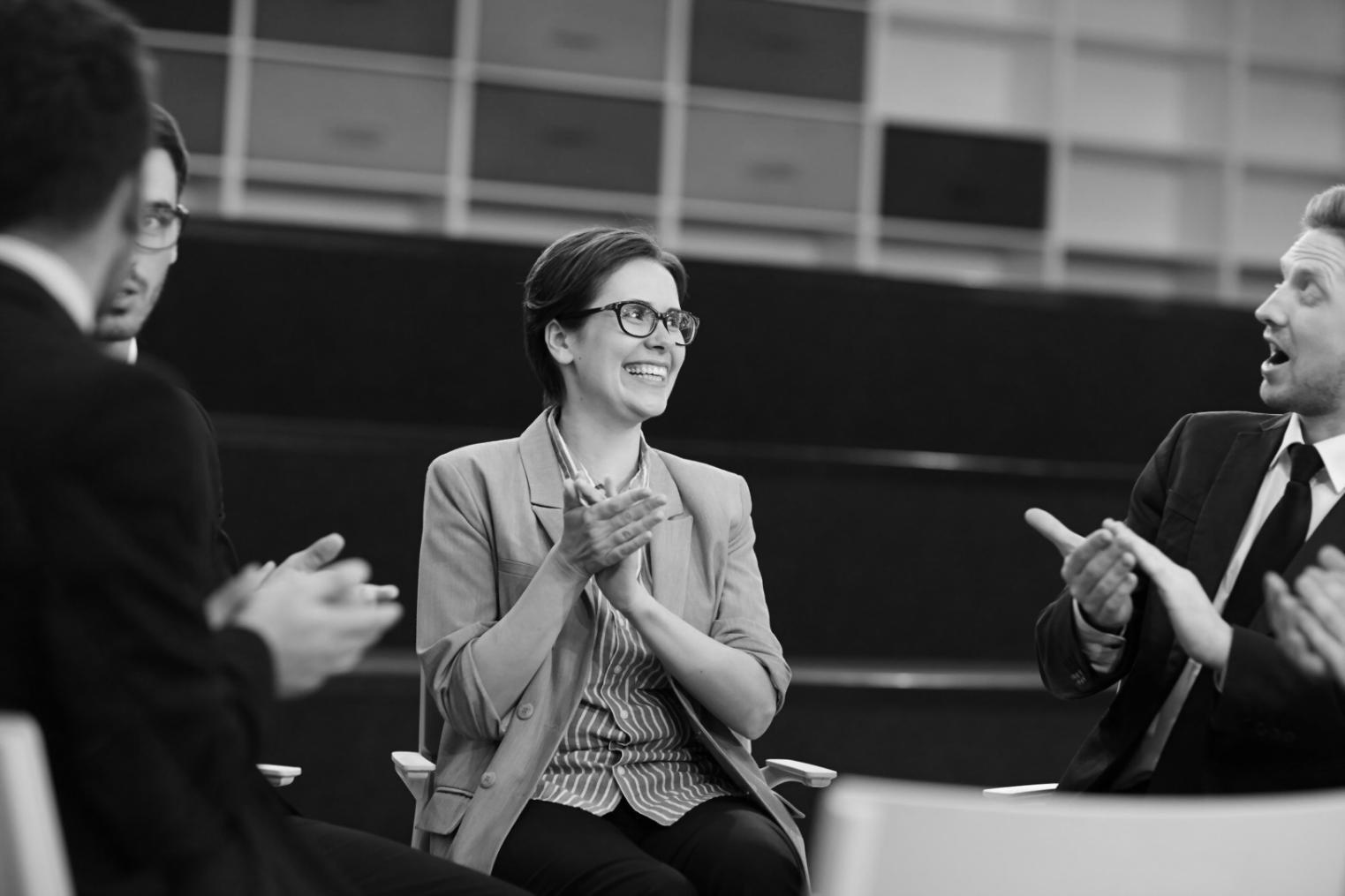 Estudiante internacional confiado revisando su planificación financiera trimestral